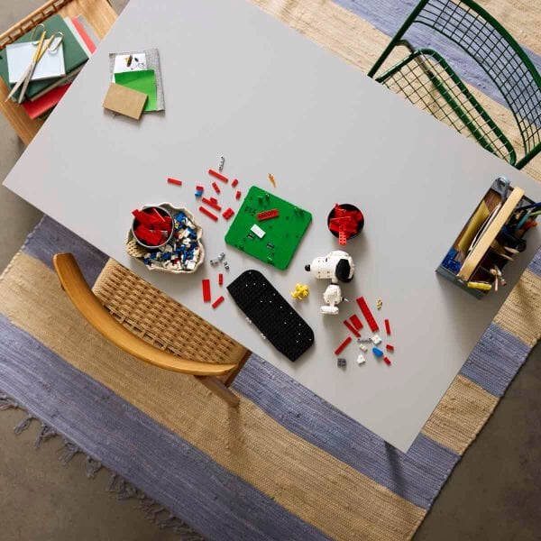21368 Lego ideas Peanuts: Snoopynin Köpek Kulübesi 964 parça +18 yaş