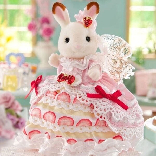 5847 Sylvanian Families Freyanın Doğum Günü Çilekli Pasta Elbisesi +3 yaş