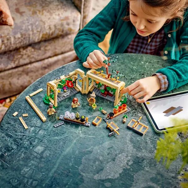 76445 Lego Harry Potter - Hogwarts Şatosu: Bitkibilim Dersi 390 parça +8 yaş