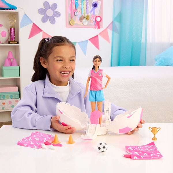 JMK20 Barbie Futbolcu Bebek ve Aksesuarları TEAM BARBIE Roll n Reveal