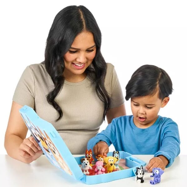 BLUEY/17638 BLUEY DELÜKS TAŞIMA ÇANTASI VE 8Lİ FİGÜR SET