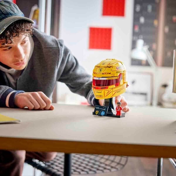 43022 Lego Editions Scuderia Ferrari HP Lewis Hamilton Kaskı 884 parça +14 yaş